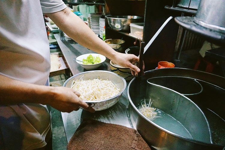 Nguyên liệu không quá khác biệt nhưng nồi nước dùng chính là bí quyết gia truyền của tiệm mì người Hoa này.