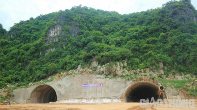 Hai hầm dài 245m xuyên qua dãy núi Tam Điệp để nối vào gói thầu xây lắp số 11 phía tỉnh Thanh Hóa