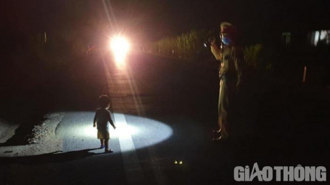 Bố mẹ bất cẩn không trông để bé gái một mình đi ra giữa đường Hồ Chí Minh đứng trong đêm