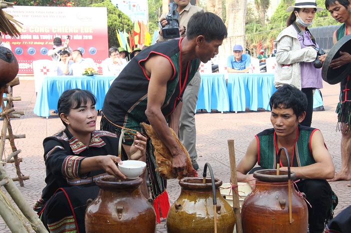 Đặc sản Đắk Nông đầu tiên phải kể đến là rượu cần của người dân tộc M'Nông. Ảnh: Kim Bảo