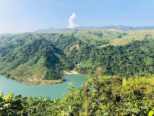 Lòng hồ Rào Quán nhìn từ đỉnh núi Cu Vơ xanh ngăn ngắt - Ảnh: Fanpage Visit Quảng Trị