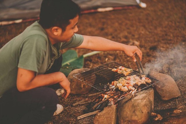 Cắm trại bên mép hồ và mở tiệc BBQ vào buổi tối là một trong những trại nghiệm nhất định phải có trong to-do-list của bạn đấy - Ảnh: Bon Nguyễn.