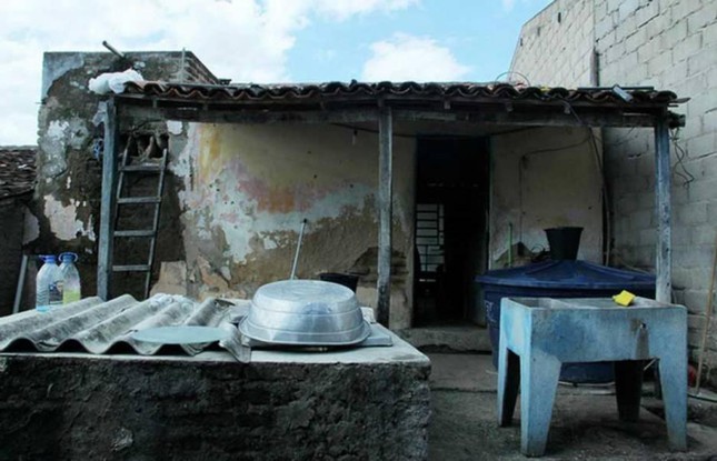 Cách đây vài năm, ngôi nhà cấp 4 của chị Claudia ở một thị trấn nhỏ của Brazil xuống cấp trầm trọng khiến nhiều người lầm tưởng đây là một ngôi nhà hoang có thể đổ sập bất cứ khi nào. Vì thế nữ chủ nhà này đã quyết định cải tạo lại ngôi nhà theo phong cách Địa Trung Hải.