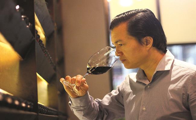 Tại Việt Nam, nghề này chưa phát triển nhưng thông thường lương của một sommelier tầm 2.000 USD/tháng (46 triệu đồng). Còn các sommelier đã có kinh nghiệm sẽ nhận được mức lương dao động từ 6.000 – 7.000 USD/tháng (138 triệu - 161 triệu đồng).
