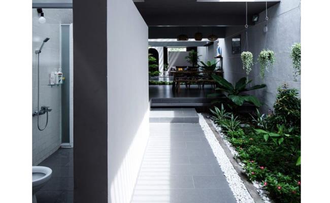 Ngôi nhà có tông màu xanh xám, sử dụng các vật liệu nội thất thân thiện với môi trường.  Những không gian riêng tư như nhà vệ sinh, phòng tắm được "quây” kín bằng vách bê tông.
