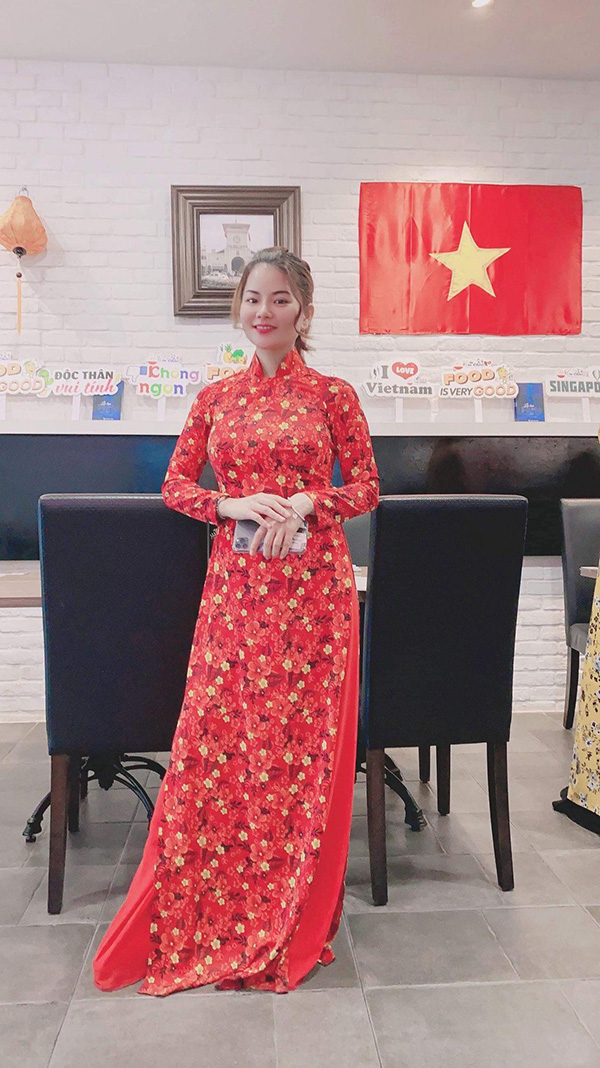 Chủ nhà hàng Xin chào là một cô gái 9X khá nổi tiếng khi là tác giả của cuốn sách “Lỡ hẹn Paris” và là cô giáo dạy tiếng Anh miễn phí cho người lao động Việt, những cô dâu Việt tại Singapore