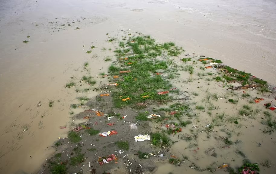 Hàng loạt mộ "tạm" xuất hiện dọc sông Hằng. Ảnh: Reuters
