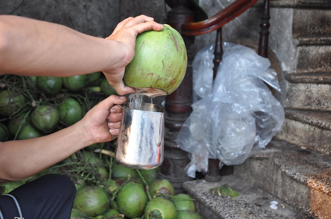 Tuy nhiên theo các nhà khoa học thì chỉ uống lượng nước dừa và nước mía vừa phải, không nên uống quá nhiều.