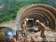 Tin tức trong ngày - Chùm ảnh: Đào xuyên núi đá, mở hầm cao tốc qua đèo Tam Điệp