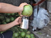 Thị trường - Tiêu dùng - Tiểu thương bán nghìn cốc nước mía, trăm quả dừa xiêm mỗi ngày nắng nóng