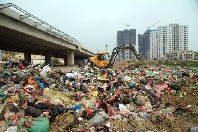 Tập đoàn Nam Hà Nội&nbsp;vướng "tai tiếng" đổ trộm khoảng 80 tấn rác sinh hoạt.