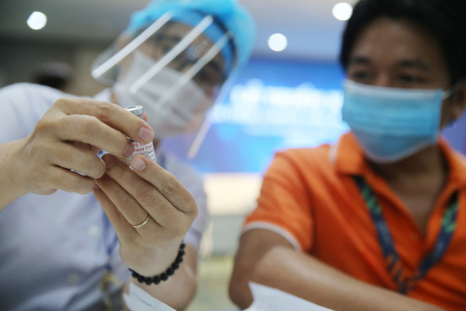 Tiêm vắc-xin COVID-19 cho lực lượng công nhân tham gia sản xuất thuộc Công ty FPT Software ở TP HCM - Ảnh: Hoàng Triều