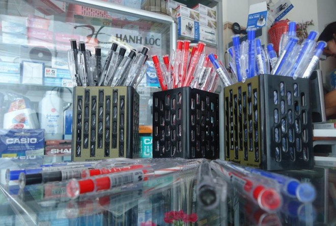 Trong lĩnh vực văn phòng phẩm, bút bi Thiên Long hiện là sản phẩm&nbsp;có năng lực cạnh tranh với hàng Trung Quốc tại thị trường Việt Nam. Ảnh minh họa: Vietnamdaily