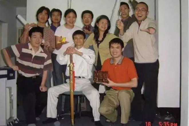 Cai Jingxian (áo cam) chụp hình cùng Jack Ma và những nhân viên đầu tiên của Alibaba ở giai đoạn khởi nghiệp.