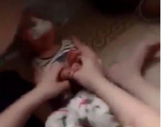 Bé trai nghi bị người phụ nữ nhét giẻ vào miệng ở lớp mầm non Sao Việt - Ảnh cắt từ clip