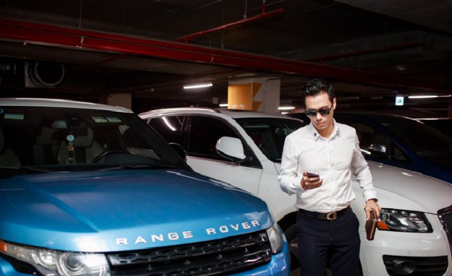 Đồng thời, nam diễn viên cũng sở hữu một chiếc Range Rover màu xanh ngọc trị giá khoảng 5 tỷ đồng.
