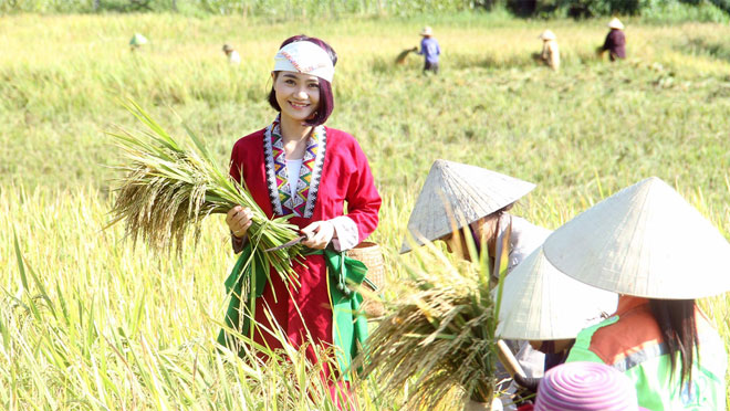 Nguyễn Lê Ngọc Linh (Thanh Hoá) với các sản phẩm từ vườn rừng bản Thổ.