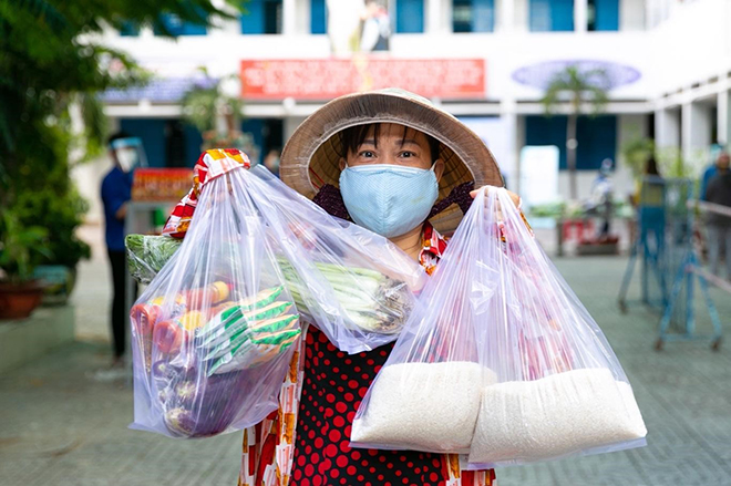 Hàng nghìn người Sài Gòn nhận thực phẩm từ tủ lạnh &#34;Thạch Sanh&#34;  - 4