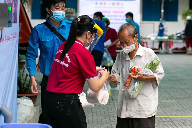 Những túi thực phẩm được các tình nguyện viên trao tận tay đến mỗi người dân&nbsp;