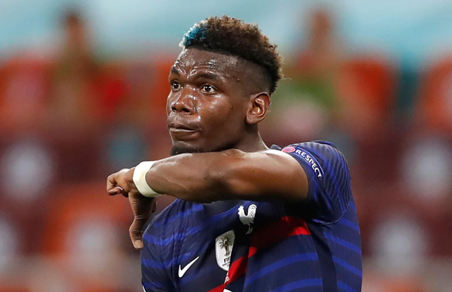 Pogba ăn mừng sau khi ghi siêu phẩm