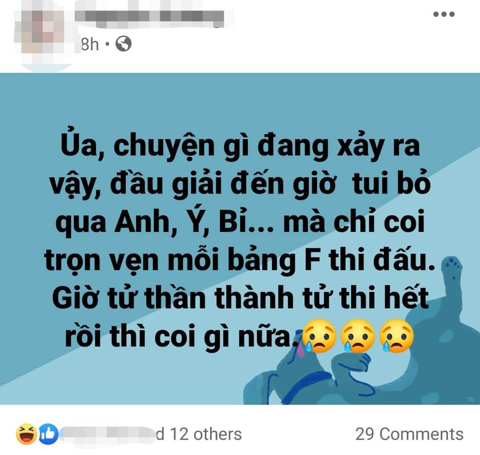 Một fan hâm mộ bóng đá bất ngờ với kết quả sau vòng 1/8.