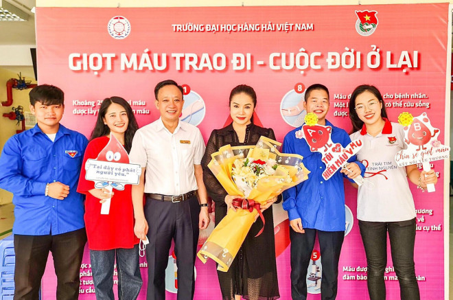 Ngọc Oanh tham gia hoạt động hiến máu nhân đạo tại trường Đại học Hàng hải Việt Nam.