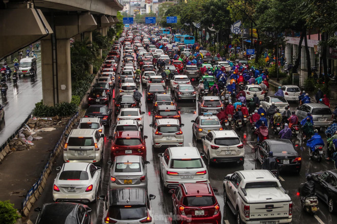 Ghi nhận của PV tại khu vực Hà Nội, cơn mưa rào và giông kéo dài khiến đường phố trong tình trạng ùn tắc nhiều giờ đặc biệt giờ cao điểm, các phương tiện di chuyển khó khăn.