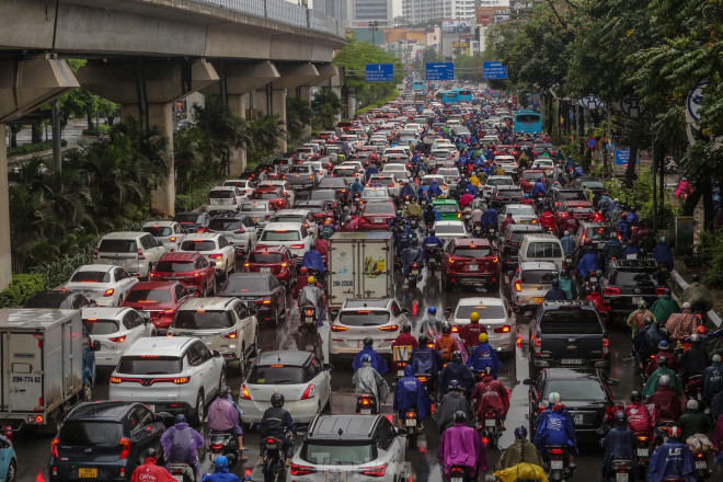 Từ 7h30 đến 9h là thời gian cao điểm, các tuyến đường như Nguyễn Trãi, Trường Chinh, Láng, Tây Sơn... đều trong tình trạng ken đặc phương tiện.