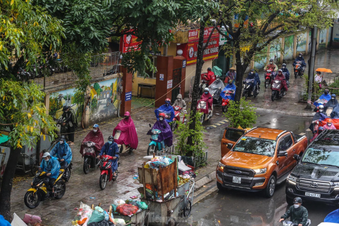 Dòng xe máy leo lên vỉa hè, tìm lối đi riêng bất chấp nguy hiểm.