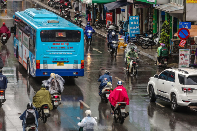 Thậm chí nhiều phương tiện đi ngược chiều đoạn dài để thoát "ma trận" tắc đường.