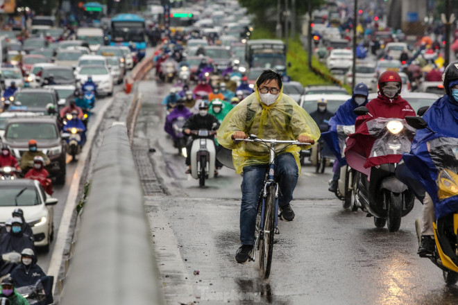 &#39;Ma trận&#39; ùn tắc giao thông ở Hà Nội trong cơn mưa - 9