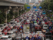 Tin tức trong ngày - 'Ma trận' ùn tắc giao thông ở Hà Nội trong cơn mưa