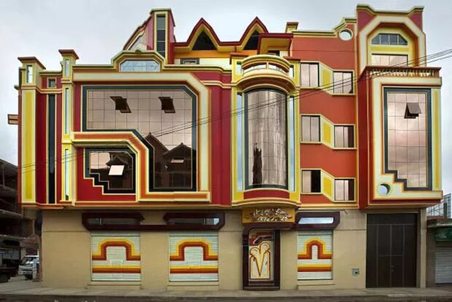 Cohetillos, El Alto, Bolivia: Kiến trúc sư người Bolivia, Freddy Mamani, đã thiết kế những ngôi biệt thự trông rất sang trọng này để tái tạo lại thành phố từng được biết đến với kiến trúc đơn sắc. 
