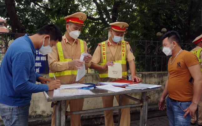 Tài xế làm việc với tổ công tác.