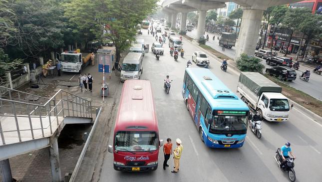 Hàng loạt tài xế xe hợp đồng bị dừng xử lý.