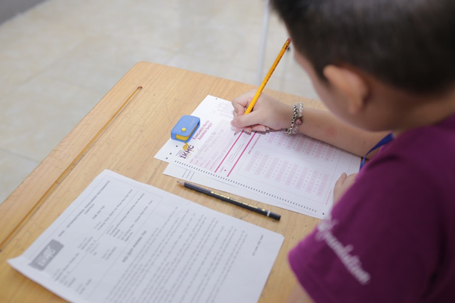 Thí sinh thi trực tiếp làm&nbsp;bài theo hình thức trắc nghiệm khách quan trên giấy với bút chì, tẩy, giấy nháp, phiếu bài làm và đề bài, giãn cách theo đúng quy định thi và quy định an toàn của Bộ Y tế.