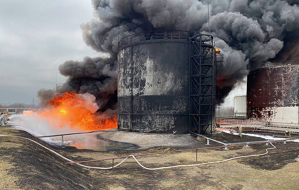 Kho nhiên liệu bốc cháy dữ dội ở Belgorod (ảnh: CNN)