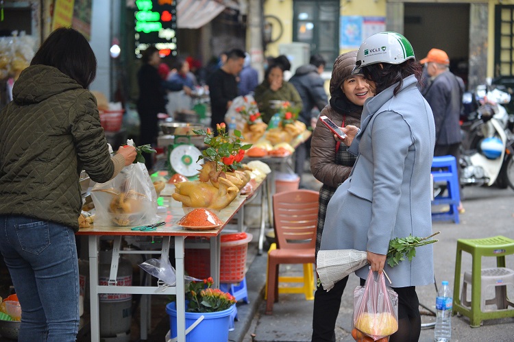 Người dân mua bán hàng hóa tại chợ hàng Bài – khu chợ được mệnh danh là “chợ nhà giàu” với mức giá vô cùng đắt đỏ.