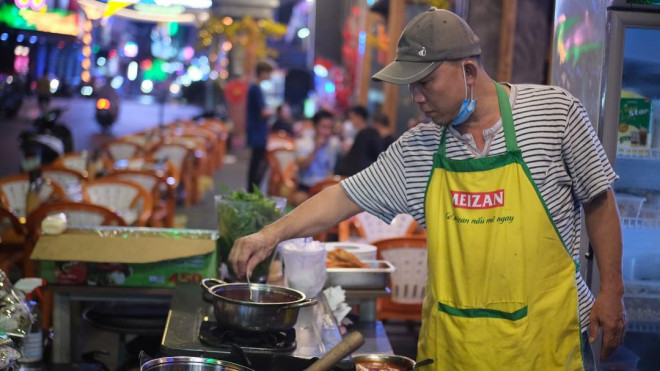 Anh Lưu Trường Vũ, nhân viên một nhà hàng ở phố Tây Bùi Viện, cho biết: “Tỷ lệ lấp đầy các cửa hàng trống ở phố Tây Bùi Viện đã khởi sắc hơn, song vẫn chưa thể kinh doanh nhộn nhịp như thời điểm trước khi dịch bệnh COVID-19 xuất hiện”.