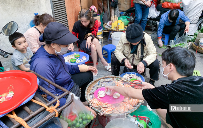 Chị Thanh Thuý (Cầu Giấy) chia sẻ: “Ghẹ ở đây tươi ngon, thịt chắc lại có trứng do đó, tôi rất hay ăn, lần nào đi lấy hàng ở chợ Đồng Xuân tôi cũng ghé vào thưởng thức”.