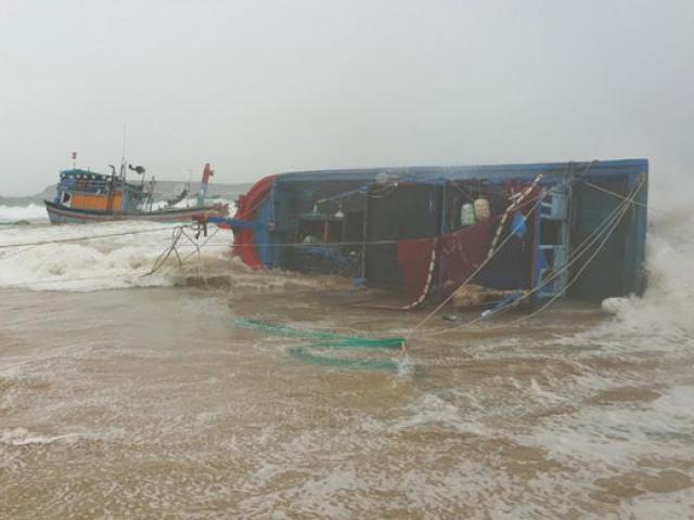 Mưa lũ dị thường ở miền Trung: 2 người chết, hàng trăm ghe, thuyền hư hỏng