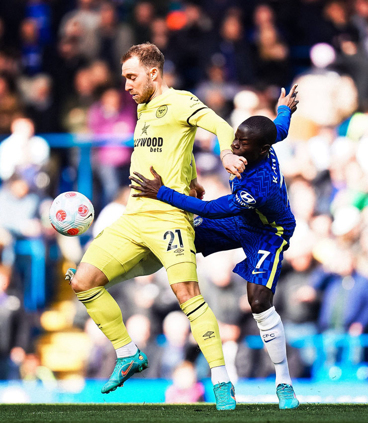 Christian Eriksen tranh bóng với N'Golo Kante