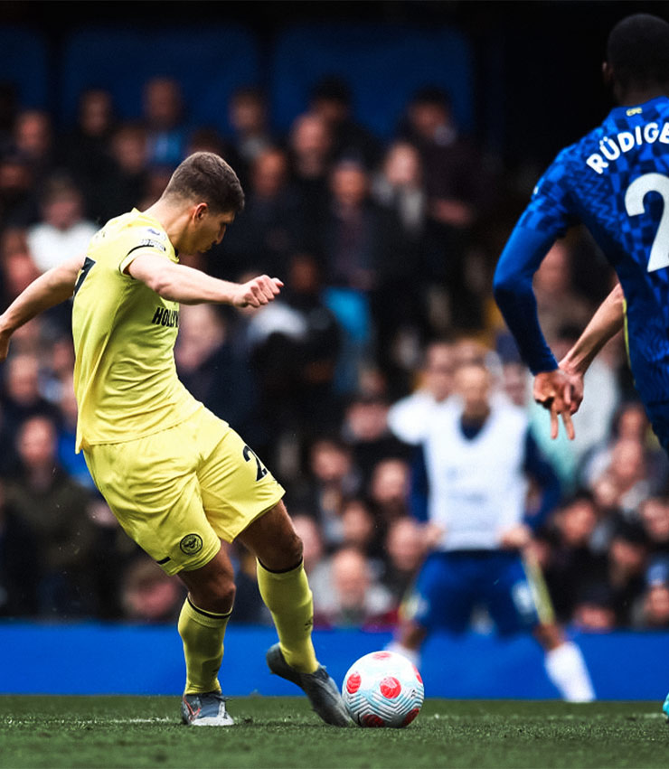 Tiền vệ người Đức Janelt sút tung lưới Chelsea để san bằng tỷ số 1-1 cho Brentford