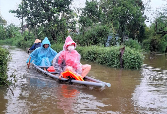 Người dân xã Phong Hòa, huyện Phong Điền ở bên sông Ô Lâu phải chèo ghe đi trên đường