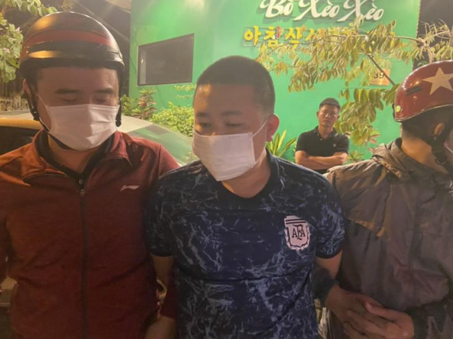 Nguyễn Minh Tuấn (giữa) bị bắt giữ.&nbsp;
