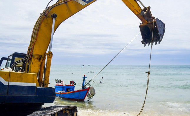 Đến chiều 2/4, đã có 7 tàu thuyền của ngư dân được trục vớt. Hiện công tác trục vớt các tàu còn lại đang được các lực lượng khẩn trương triển khai.