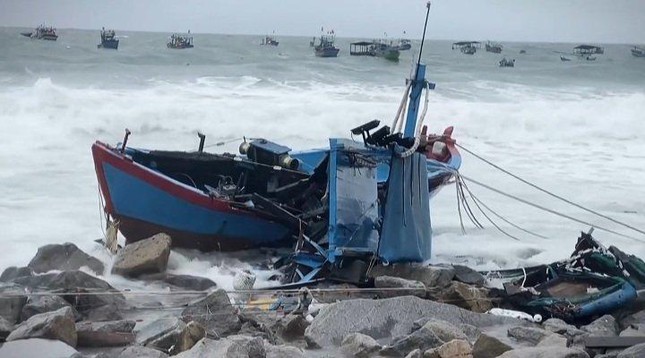 Báo cáo của Thường trực Ban Chỉ huy PCTT - TKCN và PTDS tỉnh Bình Định cho hay, tại khu vực biển Lý Chánh, Lý Hòa (xã Nhơn Lý) đã có 55 phương tiện khai thác hải sản/53 hộ (gồm tàu thuyền 34 chiếc, thúng gắn động cơ 17 chiếc, ca nô composite du lịch 2 chiếc) bị sóng đánh chìm. Ngoài ra tại xã Nhơn Hải cũng bị ảnh hưởng và thiệt hại 2 phương tiện khai thác thủy sản (1 xuồng, 1 thúng) và 1 bè du lịch.