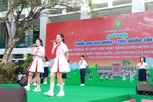 Ngọc Giàu (bên phải, hàng đầu) tham gia biểu diễn tại ngày hội "Thiếu nhi vui khỏe - Tiến bước lên Đoàn" diễn ra ngày 21/3 tại Trường Tiểu học Hồ Văn Huê (quận Phú Nhuận), nơi cô học trò nhỏ khắc ghi những kỷ niệm, kỹ năng đầu tiên trong môi trường hoạt động Đội - Ảnh: Ngô Tùng