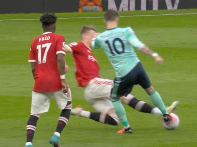 MU hòa may mắn trước Leicester: VAR cứu bàn thua, McTominay thoát thẻ đỏ