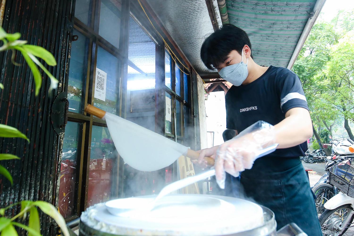 Cách tráng bánh phở tương tự như bánh cuốn. Bánh phở ngày nào tiêu thụ hết ngày đó để đảm bảo độ tươi ngon.